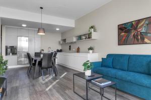 塞尔福斯贝拉公寓及客房的客厅配有蓝色的沙发和桌子