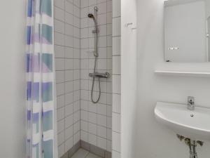 霍耶Apartment Arngerus in Western Jutland by Interhome的带淋浴和盥洗盆的浴室