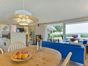 KragenæsHoliday Home Eddy - all inclusive - 50m from the sea by Interhome的一张餐桌,上面有一盘水果