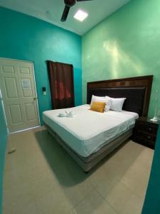 坎佩切Hotel Murallas Capital的一间卧室配有一张带蓝色墙壁的大床