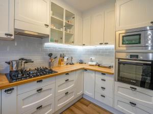 Premia de DaltApartment Millenium by Interhome的厨房配有白色橱柜和炉灶烤箱。