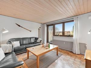斯凯恩Apartment Evina - 17km to the inlet in Western Jutland by Interhome的客厅配有沙发和桌子