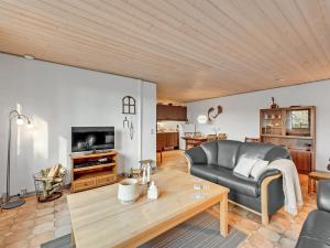 斯凯恩Apartment Evina - 17km to the inlet in Western Jutland by Interhome的客厅配有沙发和桌子