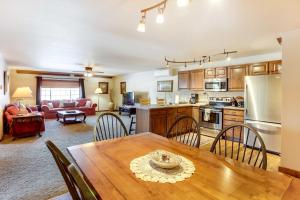 戴德伍德Homey Deadwood Apartment in Convenient Spot!的厨房以及带木桌和椅子的客厅。