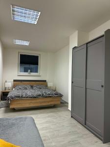 恰德察Apartmán Pantáreň的一间卧室配有一张床和一台电视