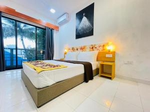 马富施Paradise Retreat, Maafushi的一间卧室设有一张大床和一个窗户。