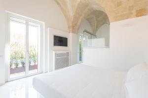 马泰拉Vittorio Veneto Matera Luxury Rooms的白色的卧室设有床和窗户