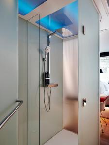 巴黎citizenM Paris Opera的淋浴设有玻璃门和淋浴头