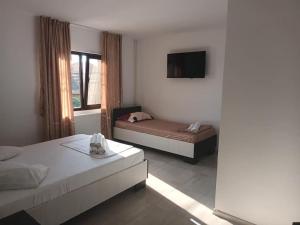 多亚马伊Vila Maranca的酒店客房设有两张床和电视。