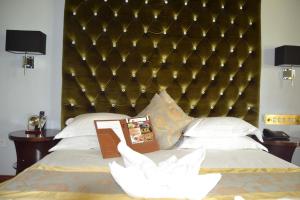 Staybridge Riverside Hotel & Spa客房内的一张或多张床位