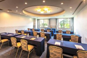 宫崎宫崎ANA假日酒店的一间会议室,配有蓝色的桌椅