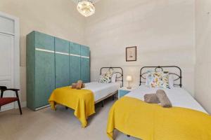 阿雷西费Valls De Quintana Casa Emblemática Arrecife的一间卧室设有两张床和绿色的橱柜