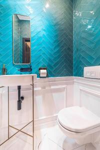 索普隆Elisabeth Residence - Home of the Gourmets的一间带卫生间、水槽和镜子的浴室