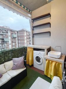 科莱尼奥MYHOUSE INN SUITE PARADISO - Affitti Brevi Italia的阳台配有洗衣机和水槽。