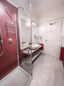科莱尼奥MYHOUSE INN SUITE PARADISO - Affitti Brevi Italia的一间带玻璃淋浴和水槽的浴室