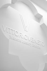 马泰拉Vittorio Veneto Matera Luxury Rooms的仓库存货室的标志