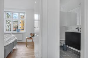 哥本哈根NABO Hotel Apartments的白色的浴室设有水槽和卫生间。