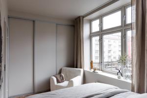 奥斯陆Hotel suite apartment的一间卧室设有一张床和一个窗口