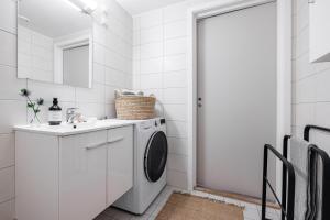 奥斯陆Hotel suite apartment的白色洗衣房配有洗衣机和烘干机