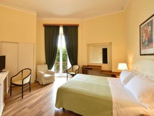 阿拉西奥康可尔蒂亚欧洲酒店的酒店客房,配有一张床、一张桌子和椅子