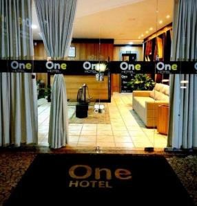 若昂佩索阿One Hotel的有一个酒店大堂,有一个酒店标志
