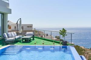 阿尔姆尼卡Villa Joya del Mediterraneo的海景游泳池
