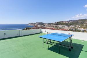 阿尔姆尼卡Villa Joya del Mediterraneo的房屋屋顶上的乒乓球桌