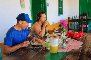 圣希尔La Hacienda的坐在餐桌旁吃食物的男人和女人