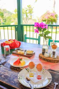 圣希尔La Hacienda的一张木桌,上面放着鸡蛋和食物