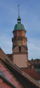 弗罗伊登施塔特Helles modernes City-Loft的一座建筑顶部有十字架的钟楼