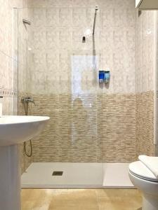 蒙福特·德·莱蒙斯Lemos Sol的带淋浴、水槽和卫生间的浴室