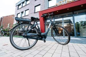 诺德霍恩INSIDE Hotel Nordhorn的停在商店前人行道上的自行车