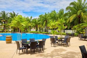 乔木提恩海滩View Talay Villas, luxury private pool villa, 500m from Jomtien beach - 45的游泳池旁带桌椅的天井