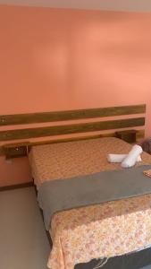 伊塔齐米林Pousada Ilha de Itacimirim的两张睡床彼此相邻,位于一个房间里