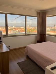 阿威罗A MINHA ALEGRE CASINHA的一间卧室设有一张床和美景窗户。