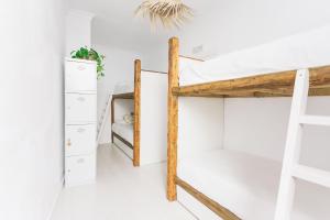 塔里法可科特拉精品旅舍及合伙办公的一间卧室设有双层床和梯子