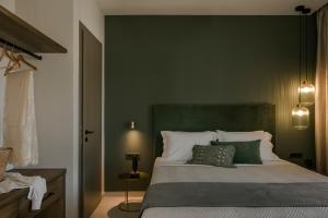 阿尔戈斯托利翁Anthemis Living的一间卧室设有一张带绿色墙壁的大床