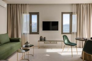 阿尔戈斯托利翁Anthemis Living的客厅配有绿色沙发和椅子