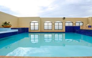 德班802 The Bermudas - by Stay in Umhlanga的大楼里一个蓝色的大泳池