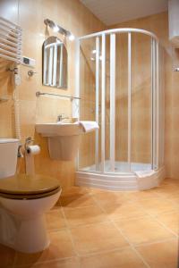 维斯瓦DW波托克度假村的带淋浴、卫生间和盥洗盆的浴室