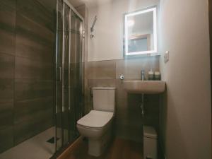 坎加斯德穆拉索Casa Pintáns的浴室配有卫生间、盥洗盆和淋浴。