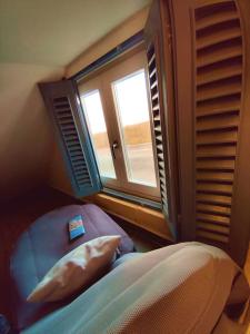 瓦莱塔Ripple 23 Savynomad Harbour Residences的一间卧室配有一张带枕头和窗户的床