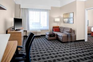 奥尔巴尼TownePlace Suites by Marriott Albany的带沙发和电视的客厅