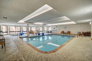 斯普林代尔斯普林代尔万豪费尔菲尔德客栈及套房的酒店的大型游泳池配有桌椅