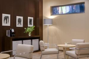 萨莫拉萨莫拉生活方式万豪AC酒店的一间设有桌椅的等候室