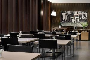 萨莫拉萨莫拉生活方式万豪AC酒店的空的饭厅,配有桌椅