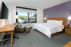 亚特兰大Element Atlanta Midtown的大型酒店客房设有一张大床和一张书桌