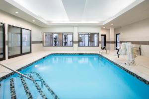 伍斯特伍斯特万怡酒店的大型游泳池,设有大窗户