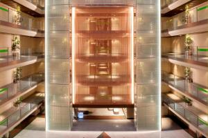 马德里马德里礼堂万豪会议中心酒店 的建筑中带有玻璃墙的走廊