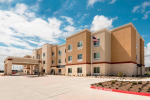 弗雷德里克斯堡Fairfield Inn & Suites by Marriott Fredericksburg Texas的前方有美国国旗的办公楼